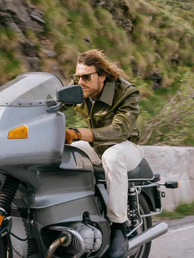 Summer Vibes.

With the one and only “Varenne” Oliva Badalassi® Leather Jacket.

Inspired by late 40s Sport jackets and revisited with a unique Italian touch, the “Varenne” Badalassi® Leather Jacket represents an authentic garment made of Full Grain Veg Tanned Vacchetta by Carlo Badalassi® from Tuscany (Italy), one the best Tanneries in the world.

Carlo Badalassi® Tannery is the master in the Art of Vegetable Tanning, producing the legendary “Vacchetta” leather.

This Cowhide is the highest quality Full-grain leather in the market, Vegetable tanned with Aniline finish.

Thickness is around 1,2 mm, making the Varenne an outstanding and high-end premium jacket. Natural leathers like the Carlo Badalassi® “Vacchetta” have their own distinctive character and slight differences in texture, grain, scratches and color tone are signs of its authenticity.

Vegetable-tanned leather embodies the experience of our life. It matures over time, a rare material that actually improves with age and use. These changes and personalizations precisely testify the naturalness of the product. The innate colors of the tannins give warm tones to the leather, which tend to intensify with the passage of time and daily use.

Choosing a product made of Tuscan Vegetable-Tanned Leather means choosing a one-of-a-kind object that uniquely reflects the owner’s values and lifestyle.

The attention to detail makes it a rare and authentic Leather Jacket Hand Made in Italy.

The name “Varenne” is a tribute to the legendary Italian horse, the best Racer of All Time.

Any imperfections or variations in color, texture or grain are not to be considered as defects, but distinctive elements of a unique, artisanal quality product.

This is a “1 of 1 piece” exclusive to you.

Proudly Hand Made in Italy