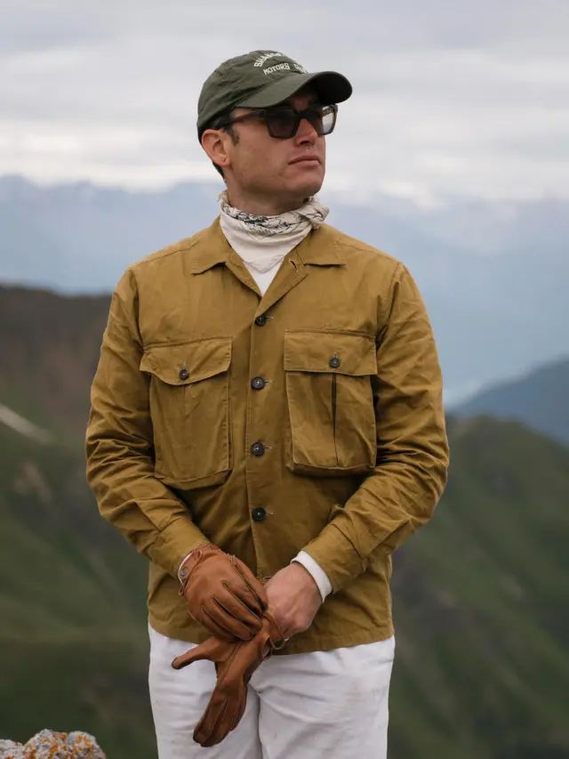 The Masterpiece “Motors Club” Bronze Waxed Herringbone Overshirt.

Inspired by 1930s CPO Overshirt and revisited with a unique Italian touch, the “Motors Club” Waxed Herringbone Overshirt represents an authentic garment made of 100% Organic Cotton Waxed Military Herringbone 5 Oz by Halley Stevensons, one of the oldest waxed cotton mills in the world (since 1864 in Dundee, Scotland)

The CPO Overshirt first made its appearance on the decks of US Navy ships in the 1930s. The CPO has transcended its military roots and earned its place in contemporary wardrobes, nowadays called “The Quintessential Shirt Jacket”.

The Waxed Military Herringbone 5 Oz by @halleystevensons provided an extraordinary layer of protection against any bad weather condition: wind, rain and mud. Inspired by 1910 Halley Stevensons waterproofing textiles, this Flyweight military Herringbone is made with Organic cotton and finished with dry wax. It is rain resistant has a cool handle and will have a slight Patina overtime.

The attention to detail makes it a rare and authentic Overshirt Hand Made in Italy.

Proudly Hand Made in Italy